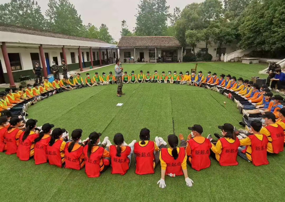 晶全照明团建同心圆游戏.jpg 晶全照明团建同心圆游戏.jpg