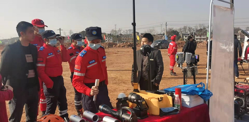 消防官兵观摩我们的产品 消防官兵观摩我们的产品