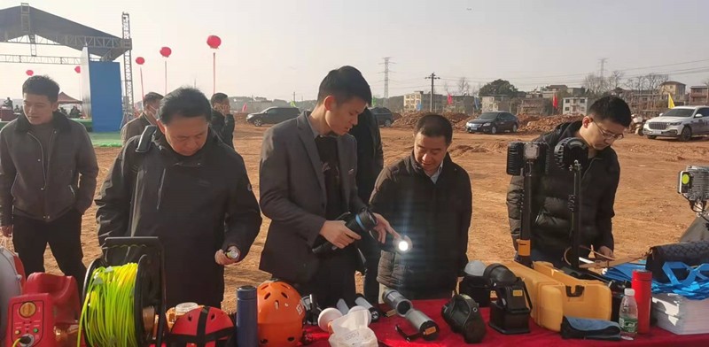 同事讲解我们的产品 同事讲解我们的产品