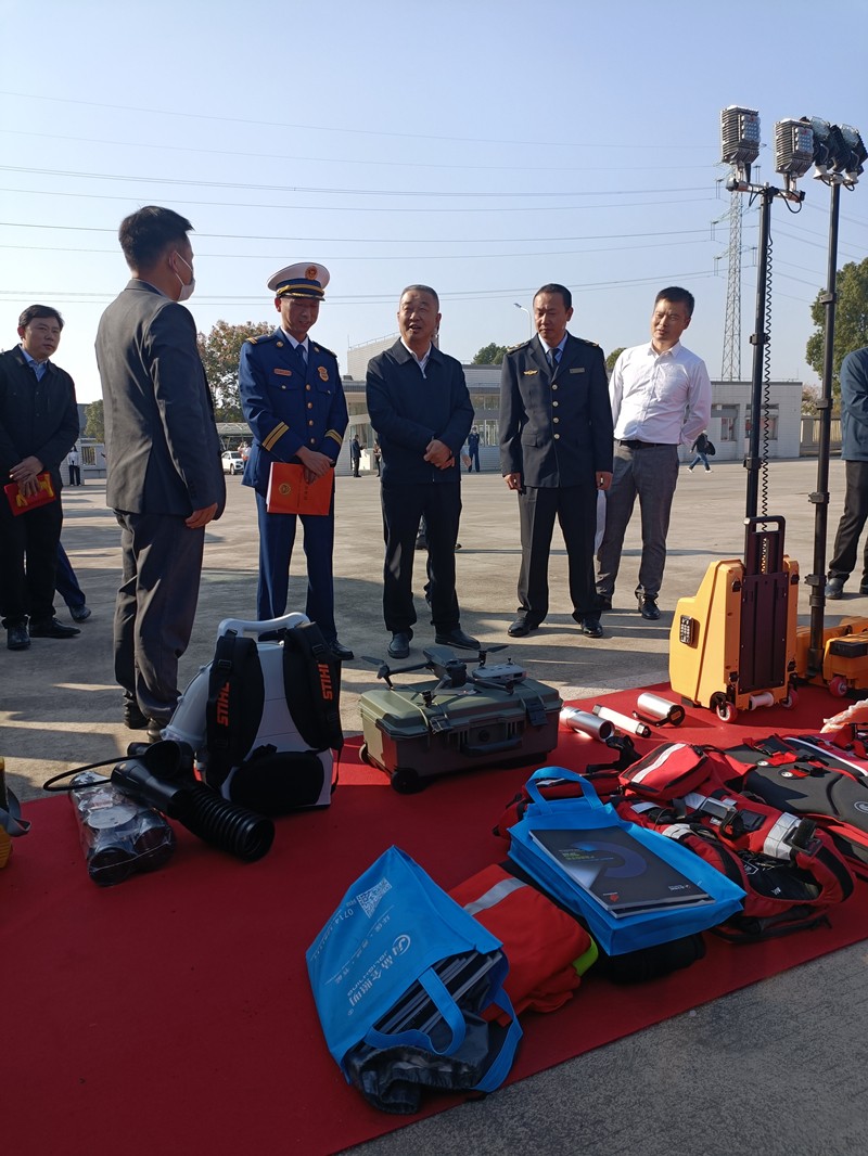 同事为县领导介绍产品相关信息 同事为县领导介绍产品相关信息