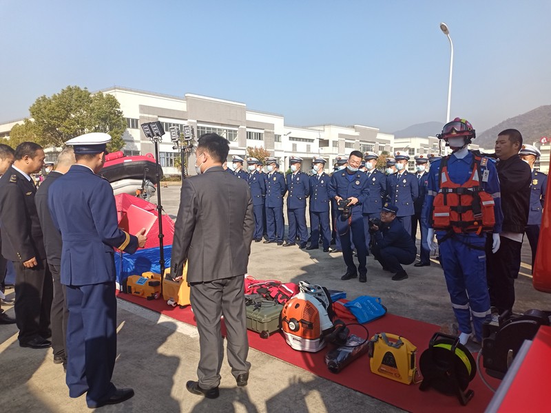 同事为县领导介绍产品相关信息 同事为县领导介绍产品相关信息