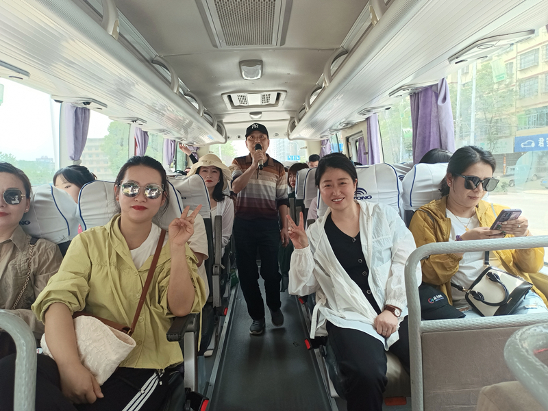 大巴唱歌.jpg 大巴唱歌.jpg