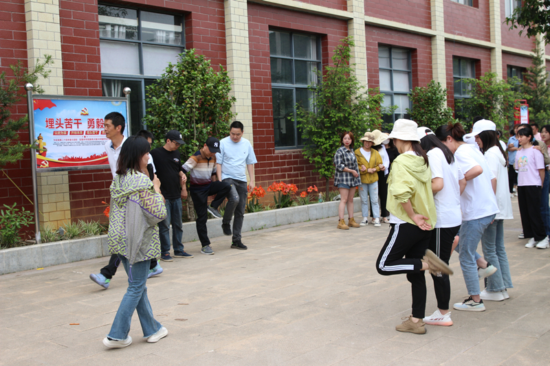 4人几足_副本.jpg 4人几足_副本.jpg